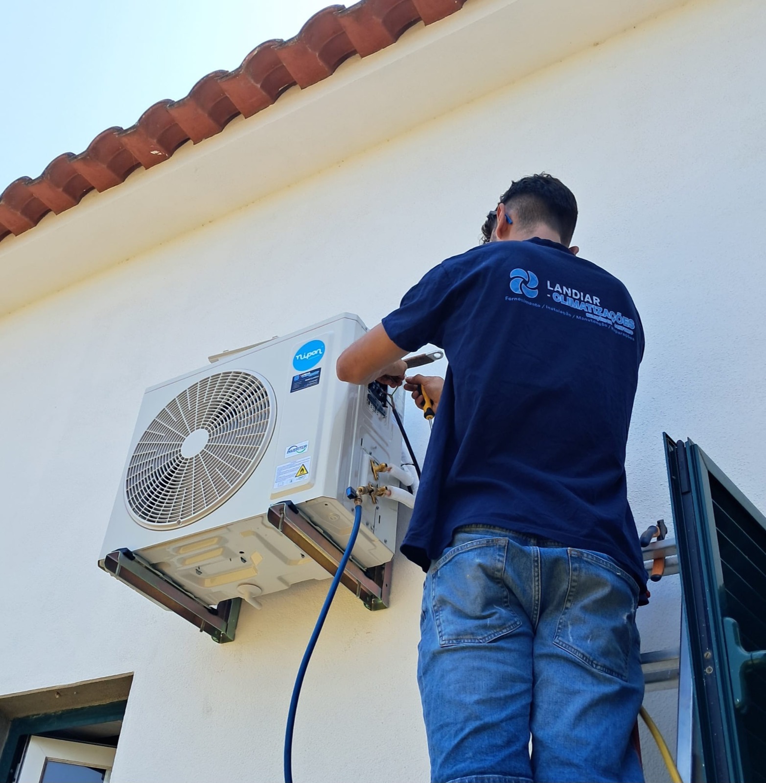 Técnico LandiAR a trabalhar numa unidade de climatização